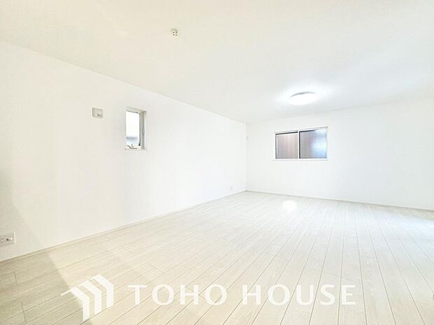 建物の居住性にこだわった邸宅は、「落ち着き」と「安らぎ」と「快適」を実現してくれます。「ホワイトナチュラルのテイスト」が、自然体で過ごせる心地良さを生み出し、家族の優しい時間がここでは流れてゆきます。