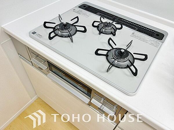 毎日料理をする方や、品数を多く作りたいご家族に、嬉しい3口コンロ。複数の調理を同時に進められるため、忙しい時間帯の夕食準備もスムーズにはかどります。料理の効率と、楽しさを広げてくれる、必須の設備です。