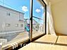 室内：光と風が心地よい開放的なリビングは、自然と家族が集まる住まいの特等席です。家の中で一番明るく、使い勝手のよさにこだわった空間に仕上げています。家族みんながのびのびと過ごせる、開放感あふれる住まいです。