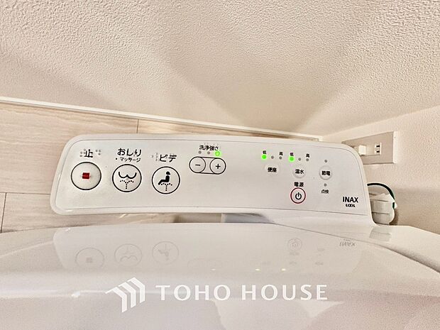 毎日使うトイレには快適な温水洗浄便座を完備しています。清潔感のあるプライベート空間で日々の生活に心地よいゆとりをプラス。毎日の暮らしをさらに一段と快適にしてくれる、嬉しいこだわり設備仕様の住まいです。