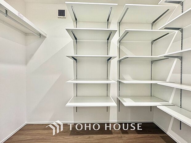 建物内部の収納にはとことん拘りました。特に、共有部分に設けた大型収納は、趣味の道具や季節物などお荷物がとても多い方でもスッキリ片付くため安心です。お部屋をいつも広く、綺麗に保てる嬉しい工夫が満載です。