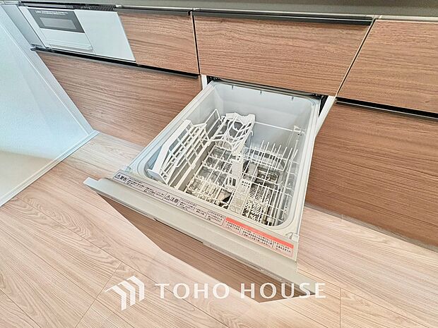 ビルトイン食器洗浄乾燥機付きのシステムキッチン。毎日の家事負担を大幅に軽減する、主婦・主夫に嬉しい設備です。手洗いよりも節水できるうえ高温乾燥で衛生面も安心。空いた時間を家族との団らんに充てられます。