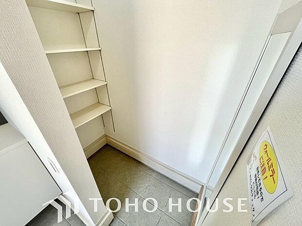 土足のまま入れるの玄関収納。ゴルフバックや部活&スポーツ用品、日常使いの傘なども収納できて便利です。