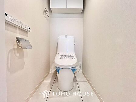 家族が毎日使うプライベートな空間。清潔で使いやすいトイレにすることで、日々の暮らしがより快適になります。最新の機能とお手入れのしやすい設計を施し、いつでも気持ちよく、家族誰もが安心して使える空間です。
