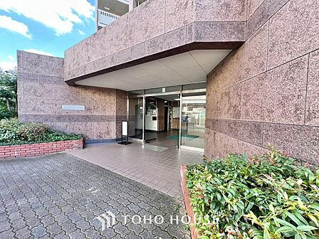 重厚感あふれるエントランスはマンションの魅力の一つとして、第一印象を高める重要なポイント。洗練されたデザインが住まう人のステータスを満たし、訪れるゲストを優雅に迎え入れる気品ある佇まいとなっています。