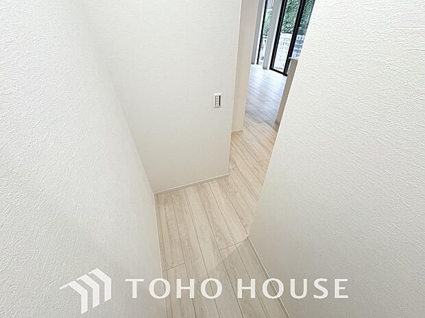 建物内部の収納には拘りました。共有部分に設けた収納。お荷物が多い方にも安心です。