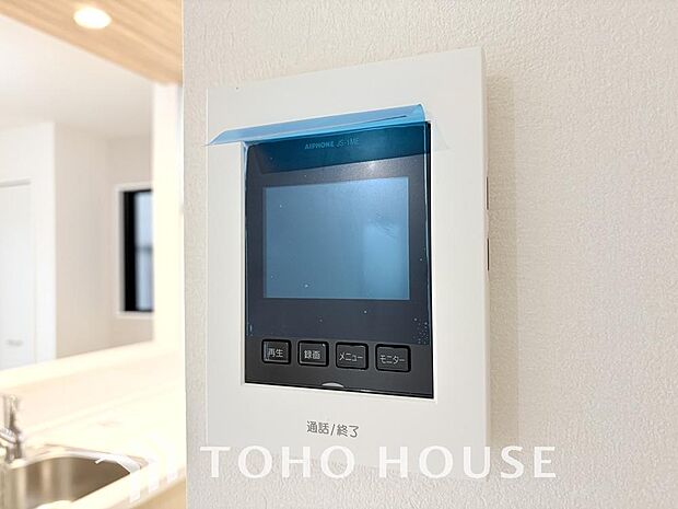 誰が来てもわかる様にモニター付きインターホンを設置。家事導線を考慮した個所に設置し、防犯性と利便性に優れ快適と安らぎを合わせた優しい設計。