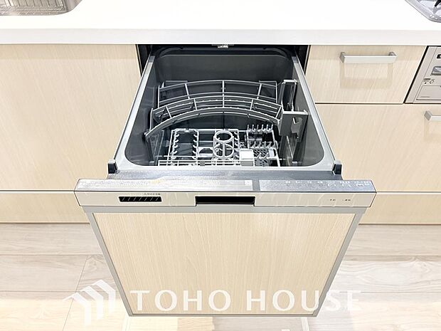 「ビルトインタイプ食器洗乾燥機」通常の手洗いでは使用出来ないほど高温のお湯や高圧水流を使うことにより汚れを効果的に落とすことができる。