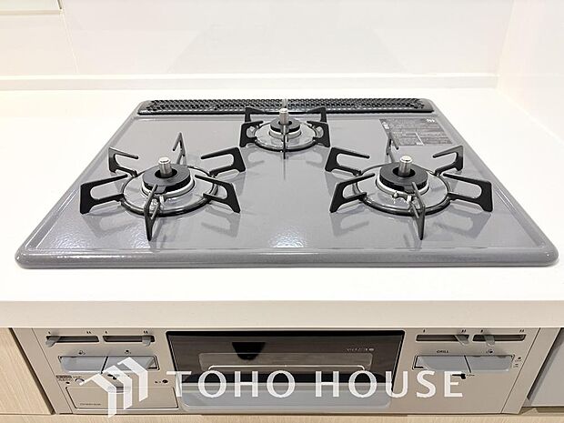 3口コンロは一度に複数のお料理を作ることができるメリットがあります。毎日のキッチンタイムを効率よく。