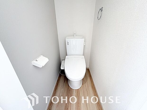 家族が毎日使うプライベートな空間。清潔で使いやすいトイレにすることで、日々の暮らしがより快適になります。最新の機能とお手入れのしやすい設計を施し、いつでも気持ちよく、家族誰もが安心して使える空間です。