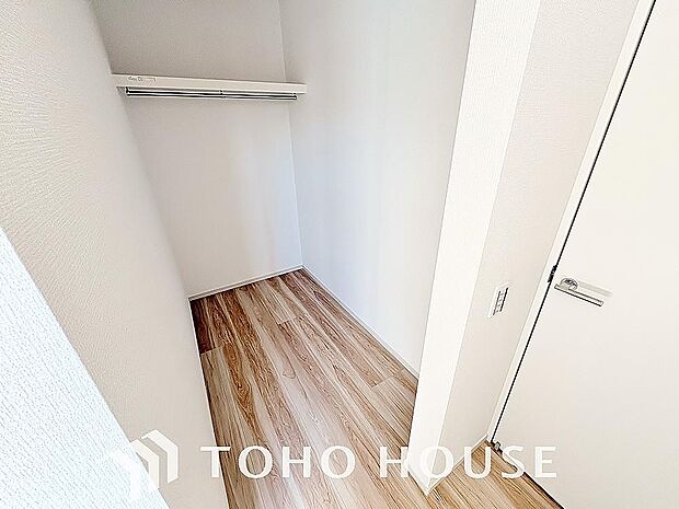 お部屋をすっきりと保つクローゼットを完備した洋室です。寝室や子ども部屋、書斎など、用途を問わず多目的に使えるシンプルな設計が魅力。大切な衣類や小物をスマートに収納でき、心地よい空間づくりを支えます。