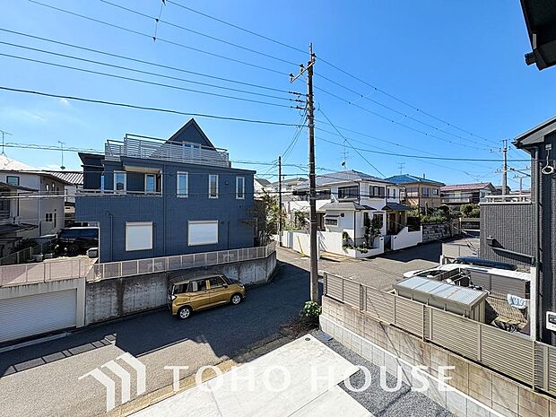 バルコニーの先に広がる、開放感あふれる心地よい景色。遮るもののない広大な空を身近に感じながら、深呼吸したくなるような心地よいひとときを味わえます。日々の忙しさを忘れ、心からリフレッシュできる特等席。