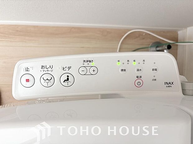 寒い冬でも快適な温水洗浄便座を完備。便座カバーを使わずに済むため、衛生面が気になる方も安心です。日々のお手入れがしやすく、清潔な状態を維持できます。いつでも温かい便座が毎日の快適な暮らしを支えます。。