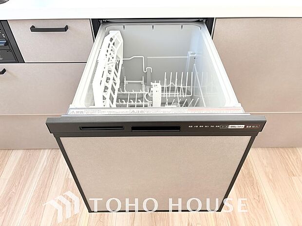 ビルトインタイプの食器洗乾燥機。通常の手洗いでは使用出来ないほど高温のお湯や高圧水流を使うことにより、汚れを効果的に落とすことができます。殺菌効果が非常に高く哺乳瓶などを使う家庭で需要が高く大変便利。