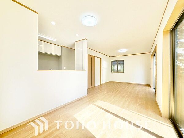 光と風が心地よい開放的なリビングは、自然と家族が集まる住まいの特等席です。家の中で一番明るく、使い勝手のよさにこだわった空間に仕上げています。家族みんながのびのびと過ごせる、開放感あふれる住まいです。