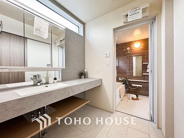 平日の朝であっても落ち着きとくつろぎを感じられる空間。気持ちよく身だしなみを整えられます。ゆとりある広さの洗面台には大型ミラーや収納も完備。慌ただしい朝の時間にも、心地よいゆとりが生まれる設計です。