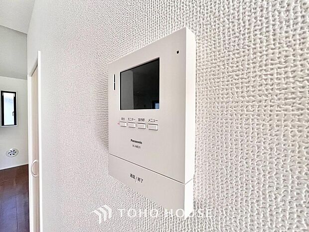 誰が来てもわかる様にモニター付きインターホンを設置。家事導線を考慮した個所に設置し、防犯性と利便性に優れ快適と安らぎを合わせた優しい設計。
