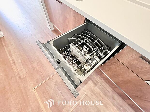 「ビルトインタイプ食器洗乾燥機」通常の手洗いでは使用出来ないほど高温のお湯や高圧水流を使うことにより汚れを効果的に落とすことができる。