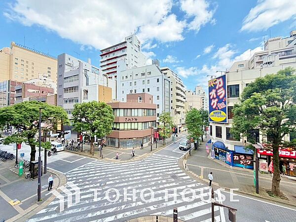 青空を感じられるバルコニーには、爽やかな風が吹き抜け、周辺には戸建住宅街の景色が広がります・・・。その豊かな眺望にふさわしい住空間には、通風と採光にも優れ、心地よい光と風があふれる設計となっています。