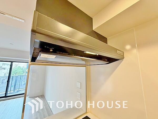 調理中の煙や臭いを、効率よく排出し、キッチン空間を清潔に保つレンジフード。リビングに臭いが広がるのを防ぎ、いつでも爽やかな空間をキープします。お料理の時間をより快適に、スマートにサポートする設備です。