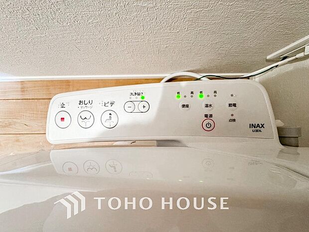 白で統一された清潔感あふれるトイレ。快適な温水洗浄機能付きで、毎日を心地よく過ごせます。お手入れの手軽さと明るく爽やかな空間設計が魅力のプライベート空間です。細部までこだわった仕様を現地でご覧下さい。