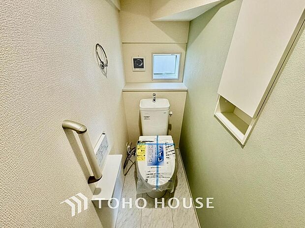 清潔な空間を保てるよう、お手入れのしやすさにもこだわり、汚れをサッと拭き取れる床材と壁紙を採用。快適な温水洗浄便座に加え、手洗い一体型のトイレはスペースの節約ができ、ゆったりとした空間が確保できます。