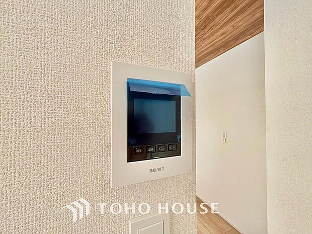 見える安心をカタチにしました。誰が来ても一目で相手の顔がわかる、モニター付きインターホンを設置しています。お子様の留守番時や防犯面でも、非常に効果的で、毎日の暮らしに確かな安心感をプラスする設備です。