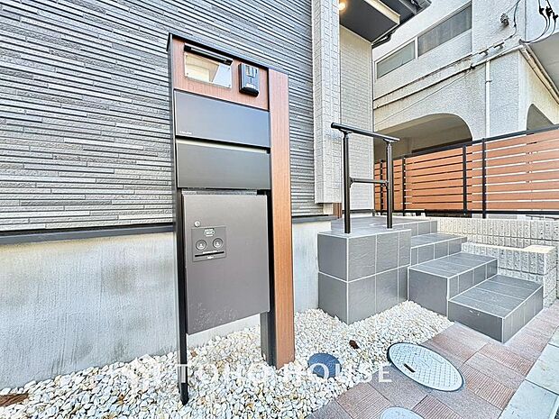 留守中だけでなく、在宅時でも手が離せない時に荷物を受け取れるため、再配達を依頼する手間や待つ時間がなくなり、時間を有効に使えます。配達時間を気にせず、お出かけや日々の暮らしを楽しめる、便利な設備です。