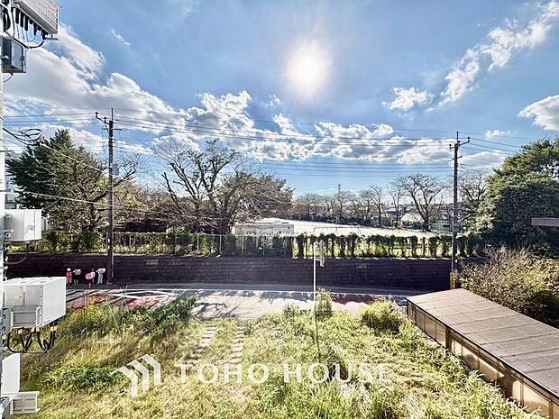 青空を感じられるバルコニーには、爽やかな風が吹き抜け、周辺には戸建住宅街の景色が広がります・・・。その豊かな眺望にふさわしい住空間には、通風と採光にも優れ、心地よい光と風があふれる設計となっています。