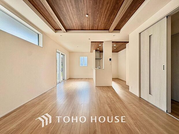建物の居住性にこだわった邸宅は、「落ち着き」と「安らぎ」と「快適」を実現してくれます。「ホワイトナチュラルのテイスト」が、自然体で過ごせる心地良さを生み出し、家族の優しい時間がここでは流れてゆきます。