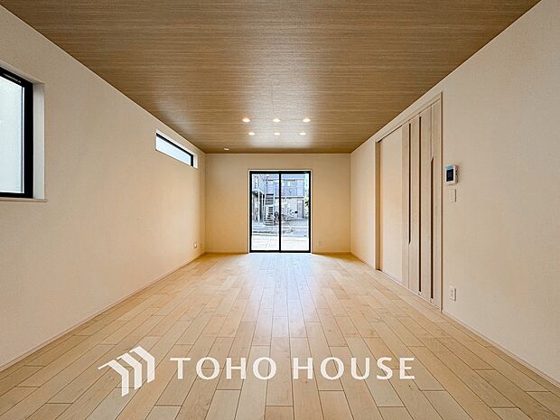 広いLDKでは家族が集まり一緒の時間を過ごせる工夫がされております。心地よい光が差し込む大空間は、毎日の会話も弾む憩いの場所に。住まいの中心として家族の温かい時間を優しく包み込む魅力あふれる空間です。