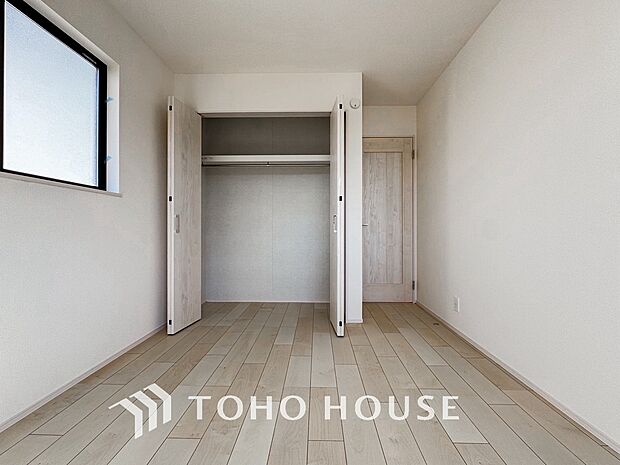家具の配置がしやすい開放的な室内です。趣味の部屋としても十分な広さを確保しているため、自分好みの快適な空間作りを思いのままに楽しめます。毎日の暮らしをより豊かに彩ってくれる、自由度の高い間取りですね。