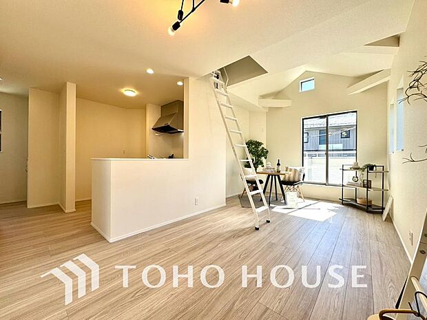 広々としたLDKは、家族が自然に集まりやすく、一緒に過ごす時間を楽しめる工夫が施されています。陽光が差し込む開放的な空間で、自然と会話が弾み笑顔が溢れます。心地よい団らんを育む、こだわり満載の住まい。