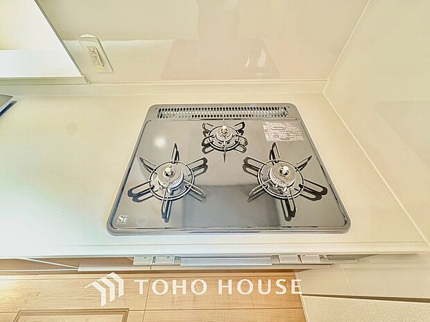 毎日料理をする方や、品数を多く作りたいご家族に、嬉しい3口コンロ。複数の調理を同時に進められるため、忙しい時間帯の夕食準備もスムーズにはかどります。料理の効率と、楽しさを広げてくれる、必須の設備です。
