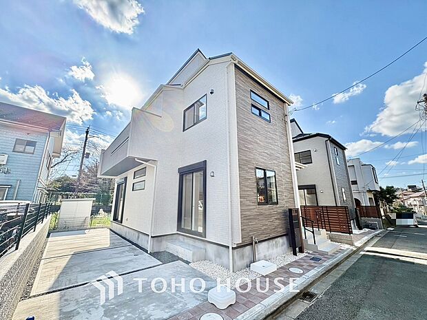 ここから始まる日常はご家族の大切な時間。だからこそ、ただ住むだけでなく、少しでも豊かで快適に、気持ち良く暮らしてほしい。そんな願いを込めて、皆様の住まい購入をどこよりも丁寧に全力でサポートいたします。