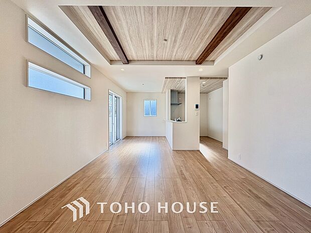 建物の居住性にこだわった邸宅は、「落ち着き」と「安らぎ」と「快適」を実現してくれます。「ホワイトナチュラルのテイスト」が、自然体で過ごせる心地良さを生み出し、家族の優しい時間がここでは流れてゆきます。