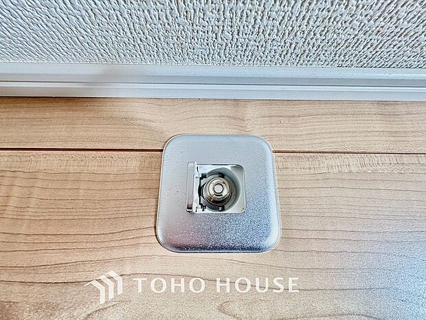 冬場に重宝するガスファンヒーターなどの使用に便利で頼もしい室内ガス栓。ワンタッチで手軽に接続でき、寒い季節の快適な暖房環境を、スムーズに整えます。安全かつスマートに、温かい空間づくりを支える設備です。