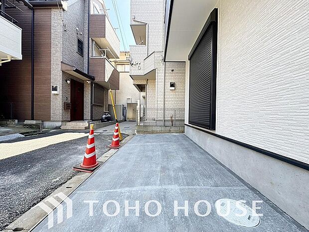 ゆったりとした駐車スペースを確保いたしましたので、大きめのお車でも駐車可能です。