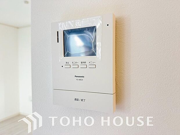 誰が来てもわかる様にモニター付きインターホンを設置。家事導線を考慮した個所に設置し、防犯性と利便性に優れ快適と安らぎを合わせた優しい設計。