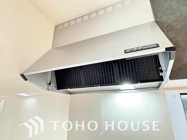 「ブーツ型レンジフード」本体がブーツ型カバーに覆われているタイプのレンジフード。空気の吸い込み口が広く、見た目の頼もしさ通りに換気性能に安定感があります。シンプルな形状でどんなデザインにも合う所も◎