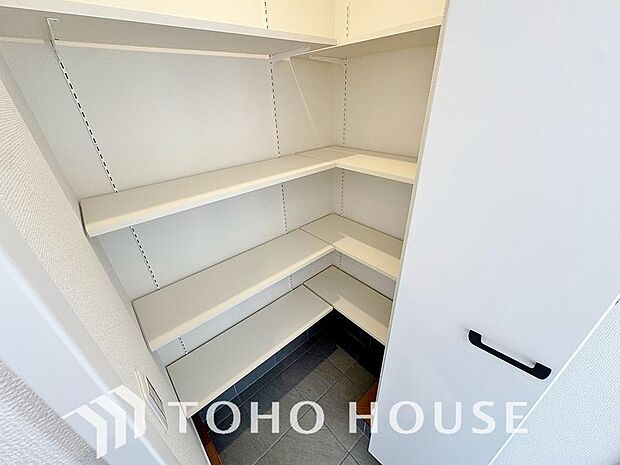 居室にはクローゼットを完備し、自由度の高い家具の配置が叶うシンプルな空間です。