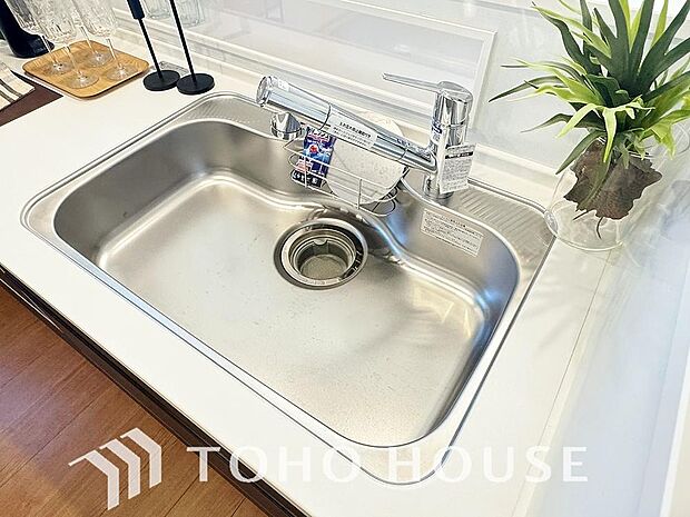 「浄水機能一体型水栓」安全でおいしい水を手軽に。ボタンひとつで浄水と原水に切り替わる浄水器一体型水栓。お米を研ぐ際やお子様のためのご飯をつくる際に、ちゃんときれいなお水を使える安心も備わっています。