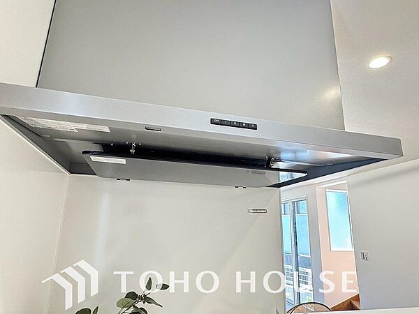 「スリム型レンジフード」昨今主流のスリムタイプレンジフード。スマートな造りで空間を圧迫しないので、キッチンにより広さが生まれます。シンプルな構造のためお手入れも簡単で、ひっかけ収納を吊るすことも◎