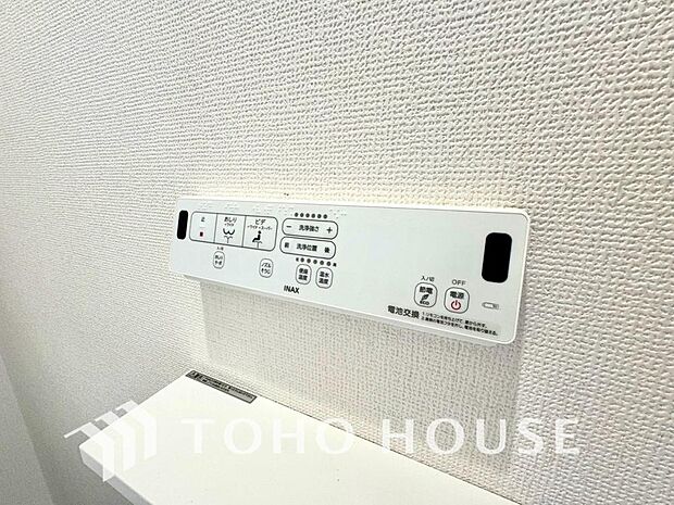 清潔で快適なトイレタイムをサポートする、温水洗浄便座を完備しました。気になるニオイを抑える脱臭機能なども備えており、いつも爽やかで心地よい空間を保ちます。日々の暮らしに寄り添う嬉しいこだわり設備です。