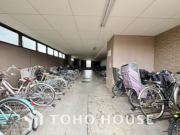 雨除けを完備した共用部駐輪場。大切な自転車を雨風から守り、劣化を防ぎます。綺麗に整理整頓された空間は、管理体制の良さと、居住者のマナーの高さを象徴。日々の使いやすさと安心感を兼ね備えた快適な設備です。