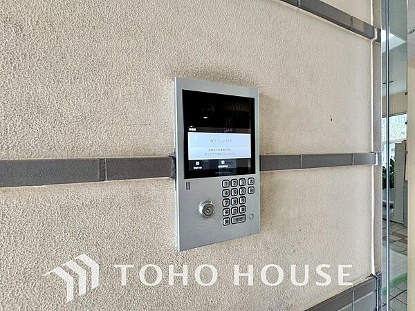 共用玄関にオートロックがあることで防犯効果が高まります。不審者の侵入を未然に防ぎ、一人暮らしや小さなお子様のいるご家庭にも安心をプラス。毎日の暮らしの安全性をしっかりと高める、心強い住まいの設備です。