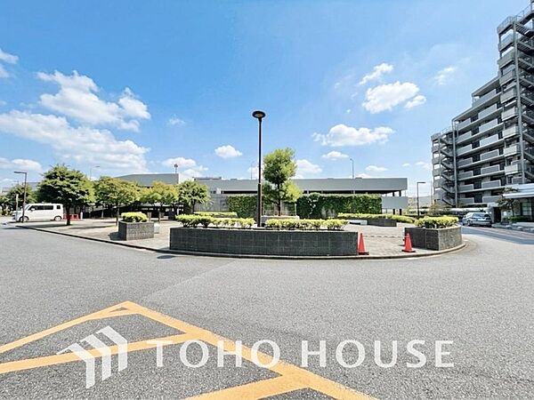 周辺環境とのコラボレーションにより明るく開放的な空間を演出しております。ここから始まる新しい日常はご家族にとって大切な時間となり、毎日の暮らしを少しでも豊かに、そしてより快適なものへと変えてくれます。