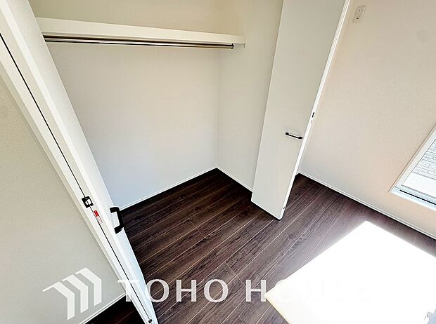建物内部の収納には拘りました。共有部分に設けた収納。お荷物が多い方にも安心です。