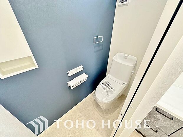 十分な広さと清潔感のあるカラーで纏まったおトイレ。時間に余裕とゆとりを持たせます。