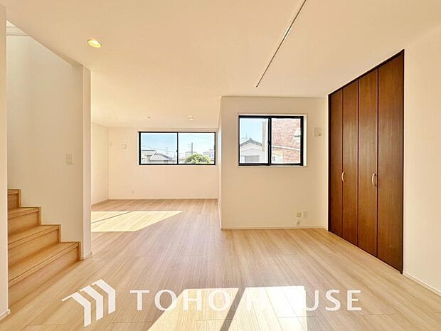 光が注がれる青い空から鮮やかに赤色にゆっくりと染まる。そんな優しい時間がここでは流れてゆく。